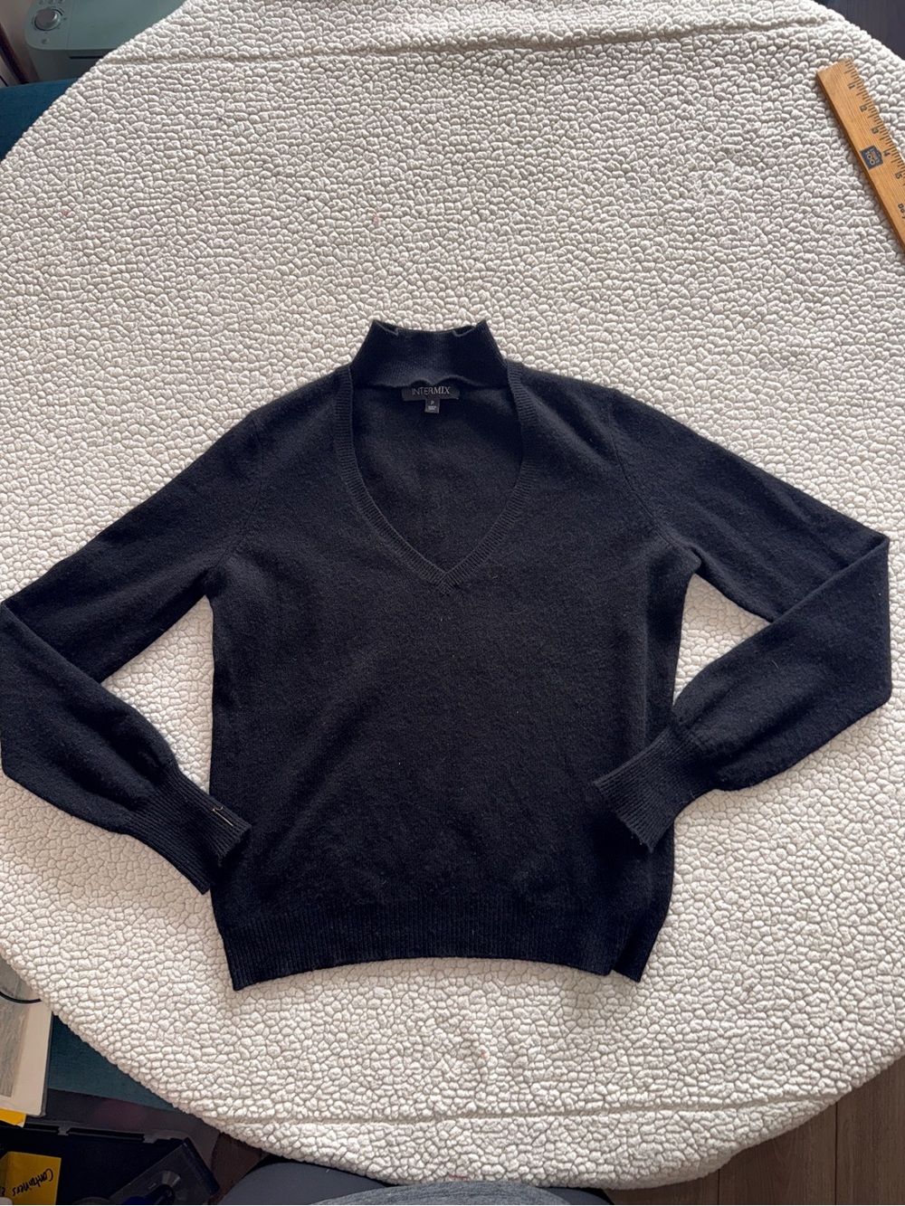 Intermix - 100% Cashmere Black Cutout sweater - Small